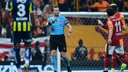 Galatasaray Fenerbahçe derbisinde hakem tepkileri gündem oldu