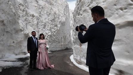 Şırnak'ta gelin ve damat kar tünelinde fotoğraf çektirdi