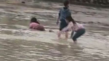 Şırnak'ta Yağışlar Sonrası Taşkın, Çocuklar Sel Sularında Oynadı