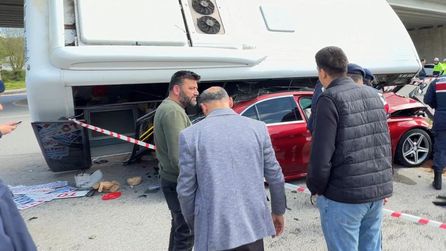 Bartın'da halk otobüsü otomobilin üstüne devrildi