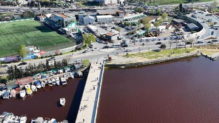 Küçükçekmece Gölü'nde suyun rengi kırmızıya döndü