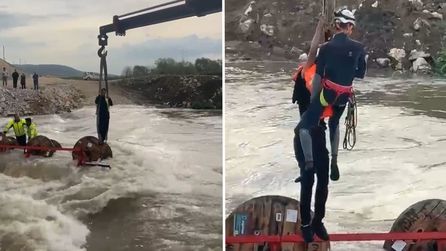 Bursa'da Dereye Devrilen Traktördeki İşçiler Kurtarıldı