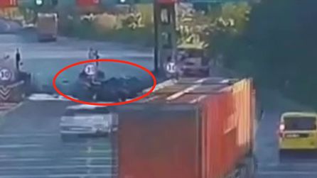 İzmir'de genç doktor kaza sonrası umursamaz trafik görüntüleri