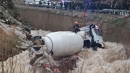 Bitlis'te beton mikseri dereye devrildi, şoför kayboldu