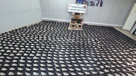 Eyüpsultan'da silah sevkiyatı operasyonunda cephanelik bulundu