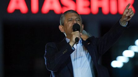 Özgür Özel, mitingde Filistinli bebek demek isterken dil sürçmesi yaşadı