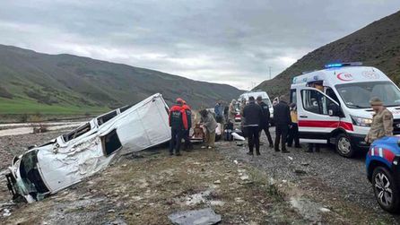 Muş'ta yolcu minibüsü dere yatağına devrildi, 16 kişi yaralandı