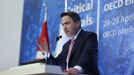 Bakan Bayraktar'dan işverenlere ruhsat uyarısı