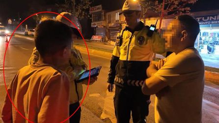 13 yaşındaki çocuk direksiyon başında, babası araçta bulundu