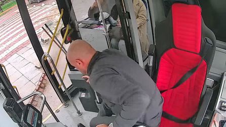 Otobüs şoförü, yere düşen Türk Bayrağı için geri manevra yaptı