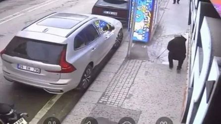 Eskişehir'de rüzgar camı patlattı, yürüyen kişinin başına düştü