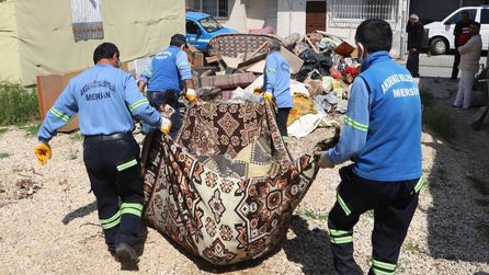Mersin'de Çöp Ev Temizliği, 1 Kamyon Atık Çıkarıldı