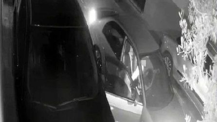 Kadın otomobilden sokağa bırakıldı, mahalleli yardım etti