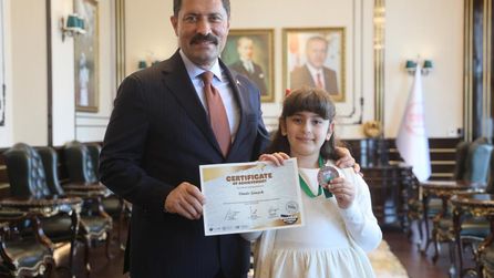 Şehit kızı Ömür Şimşek İngilizce Olimpiyatı'nda dünya üçüncüsü oldu