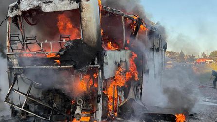 Muğla'da yanmaya başlayan otobüs yolcuları zamanında tahliye etti