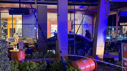 Bakırköy'de otomobil kafeye girdi, 6 kişi yaralandı
