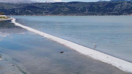 Eğirdir Gölü kıyısında 1,5 kilometre uzunluğunda doğal yol oluştu