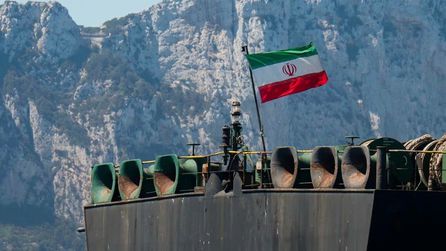 İran petrol tankeri Arap Denizi'ni geçerek kara sularına girdi