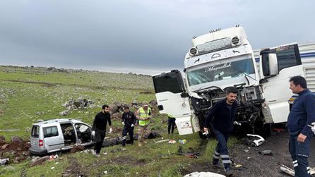 Şanlıurfa'da TIR ile hafif ticari araç kazasında 2 kişi hayatını kaybetti