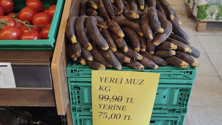 Çekilen görüntülerdeki kararmış muzlar markette dikkat çekti