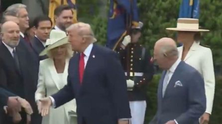 Donald Trump Kraliçe Camilla ile Protokolü İhlal Etti