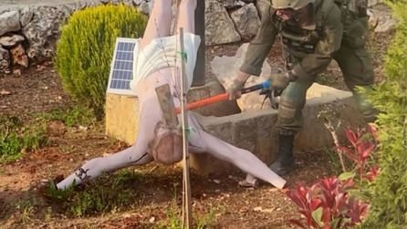 İsrail askeri İsa heykelini baltayla parçaladı