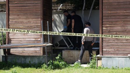 Antalya'da reklam panosunda erkek cesedi bulundu