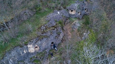 Gürgentepe'deki Tikenlice Kaya Mezarları ziyaretçi akınına uğruyor