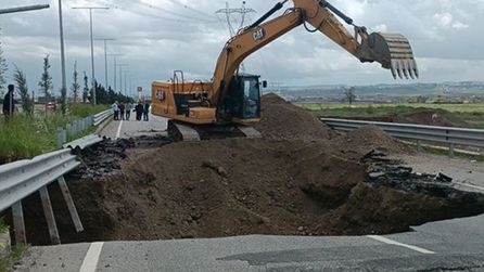 Batman'da aşırı yağış nedeniyle yol çökmesi yaşandı