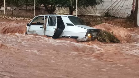 Adana'nın Kozan ilçesinde sağanak yağış ve dolu etkili oldu