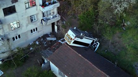 Kağıthane'de servis aracı evin çatısına düştü