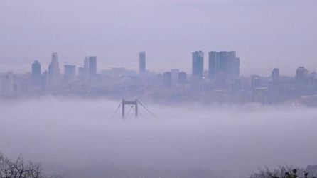 İstanbul Boğazı'nda yoğun sis nedeniyle deniz trafiği durduruldu
