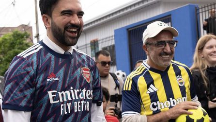 Hamdi Ulukaya New York'ta çocuklarla futbol oynadı