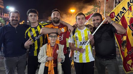 Galatasaray şampiyonluğunu kutladı, Fenerbahçeliler de katıldı