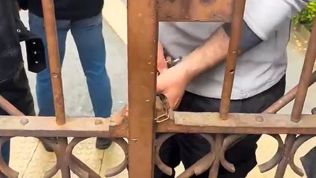 İstanbul Bilgi Üniversitesi'nin kapısına kilit vuruldu, öğrenciler toplandı