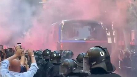 Barcelona taraftarları kendi otobüslerine taş attı