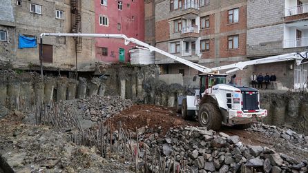 Hakkari'de zemin kayması nedeniyle altı bina boşaltıldı