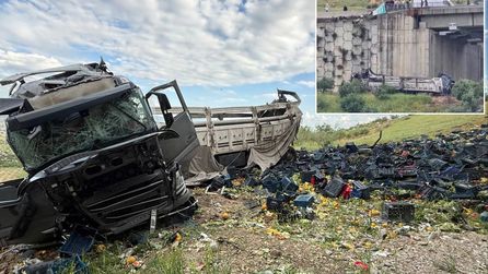 TAG Otoyolu'nda otomobile çarpan tır viyüdkten düştü, 3 ölü