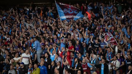 Trabzonspor iki futbolcusuna teşekkür plaketi sundu