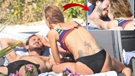Çağla Şıkel ve Mertcan Tunca Çeşme'de tatil yaparken görüntülendi