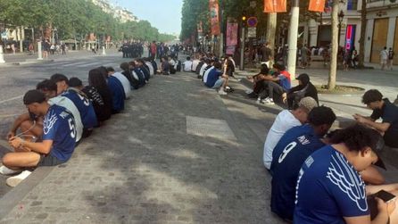 PSG taraftarları final maçını sokakta cep telefonlarından izledi
