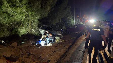 Adana'da otomobil kazası: İki kişi hayatını kaybetti, üç yaralı