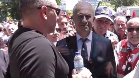 CHP'de liderlik yarışı devam ederken maketle destek geldi