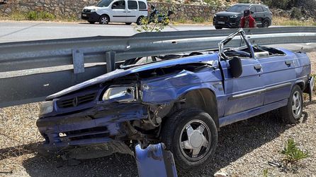 Bodrum'da kontrolden çıkan otomobil bariyerlere çarptı
