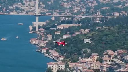 HÜRJET İstanbul semalarında etkileyici bir gösteri gerçekleştirdi
