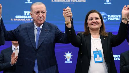 Burcu Köksal AK Parti'ye katıldı, rozetini Erdoğan taktı