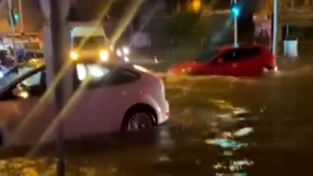 Adana'da sağanak yağmur yolları etkiledi, araçlar ilerlemekte zorlandı