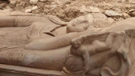 Olympos'ta aristokrat kadına ait anıtsal mezar bulundu