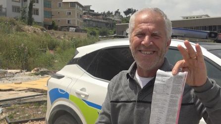 Trafik cezası yiyince mutlu oldu, polisleri tek tek tebrik etti