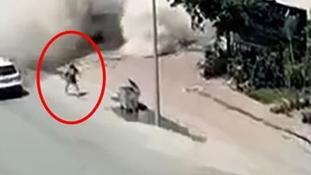 Adana'da yıkım sırasında kadın son anda kurtuldu